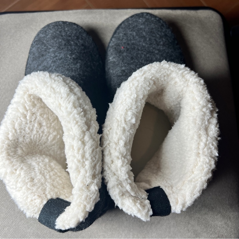 isotoner Women's Gray Felt Slip-On Slippers with Cream Sherpa Lining